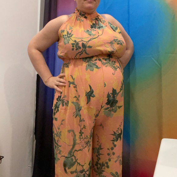 ASOS DESIGN maternity chiffon gathered waist halter jumpsuit in floral print - Picture 2 of 4